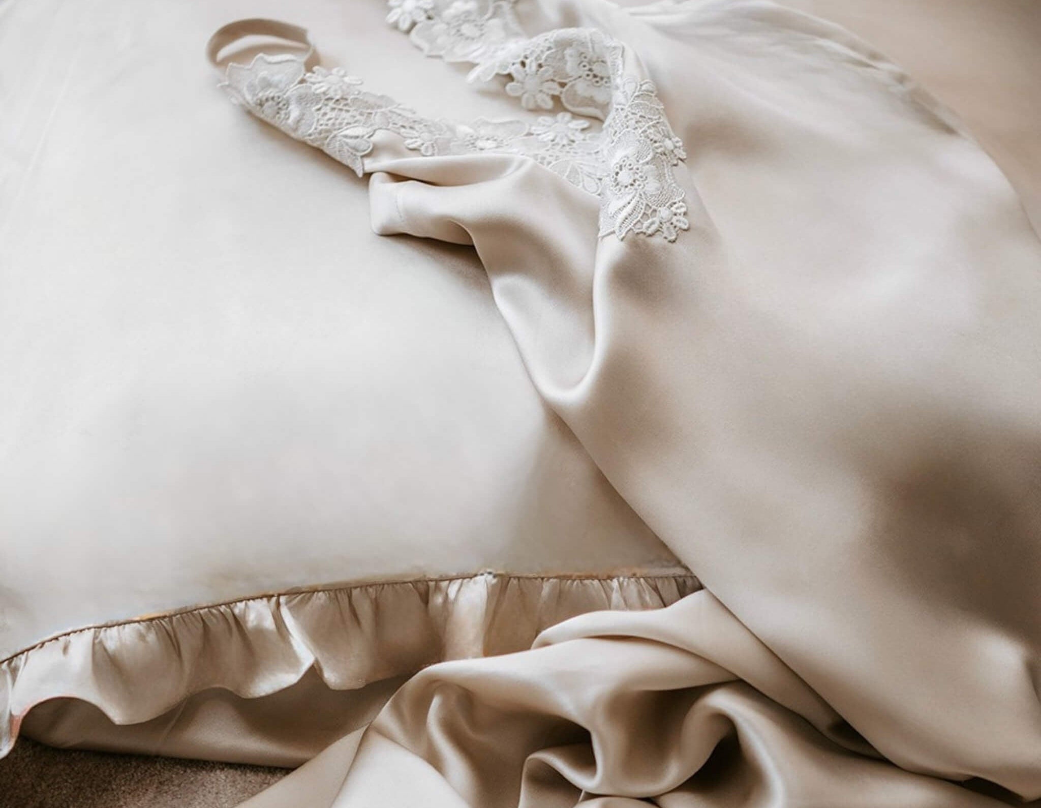 Champagne farvet silkenatkjole i 100 % mulberry silke med udsøgt lingeri blondekant - blød, skandinavisk elegance og luksuriøs kvalitet.