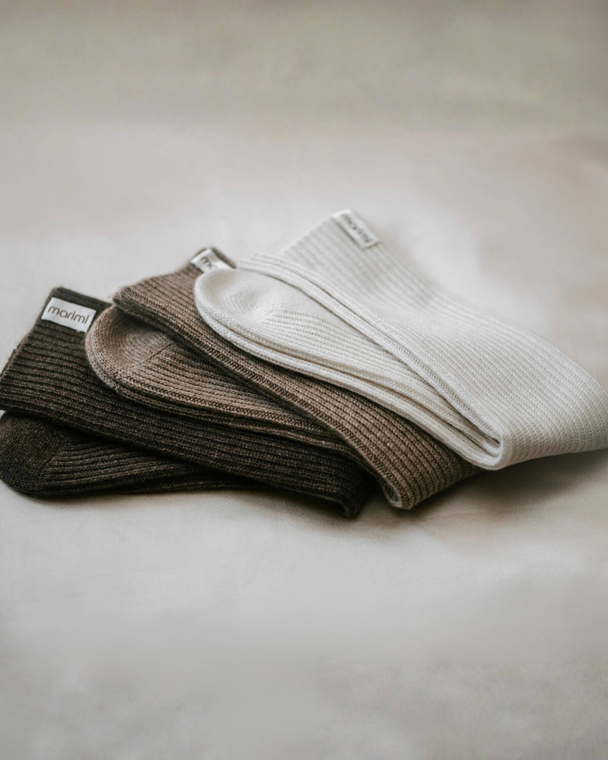 Hyggesokker i 100 % kashmir i råhvid, sandbrun og chokolade - perfekt til hygge og selvforkælelse til damer