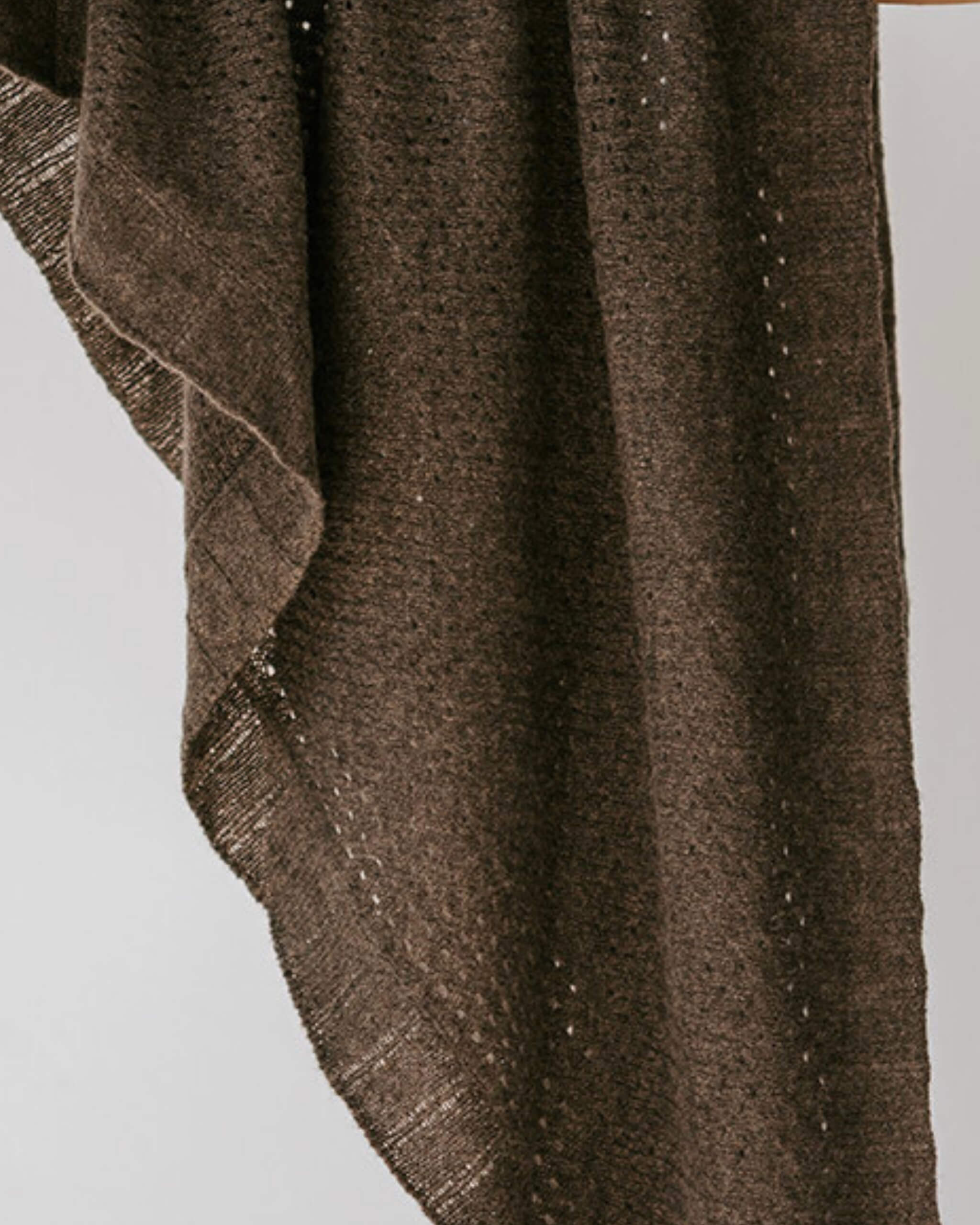 Eksklusivt chokoladebrunt kashmirtørklæde med hulmønster og bort hele vejen rundt - eksklusivt og dansk design