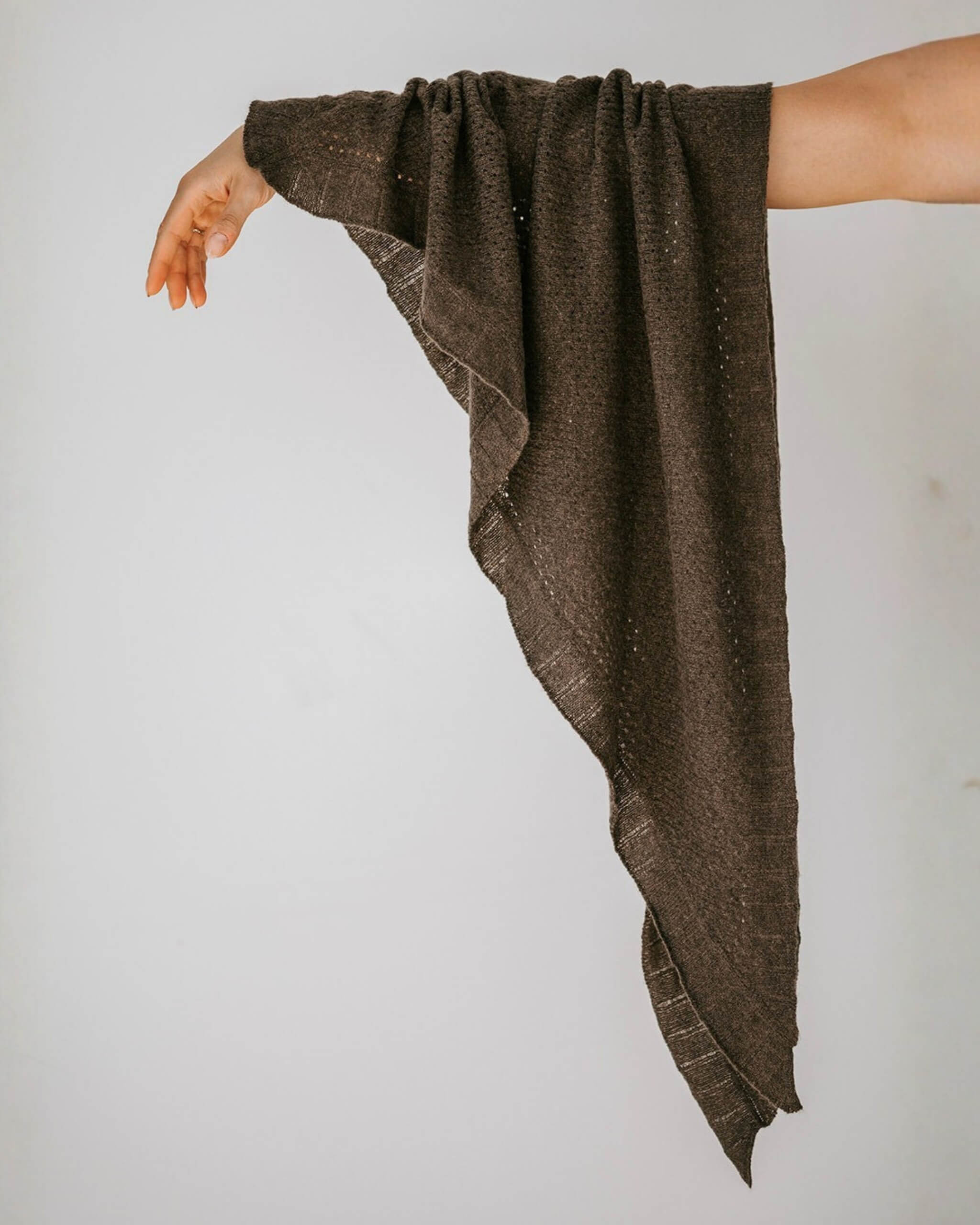 Trekantet kashmirtørklæde i chokoladebrun - 100 % kashmir og luksuriøs kvalitet