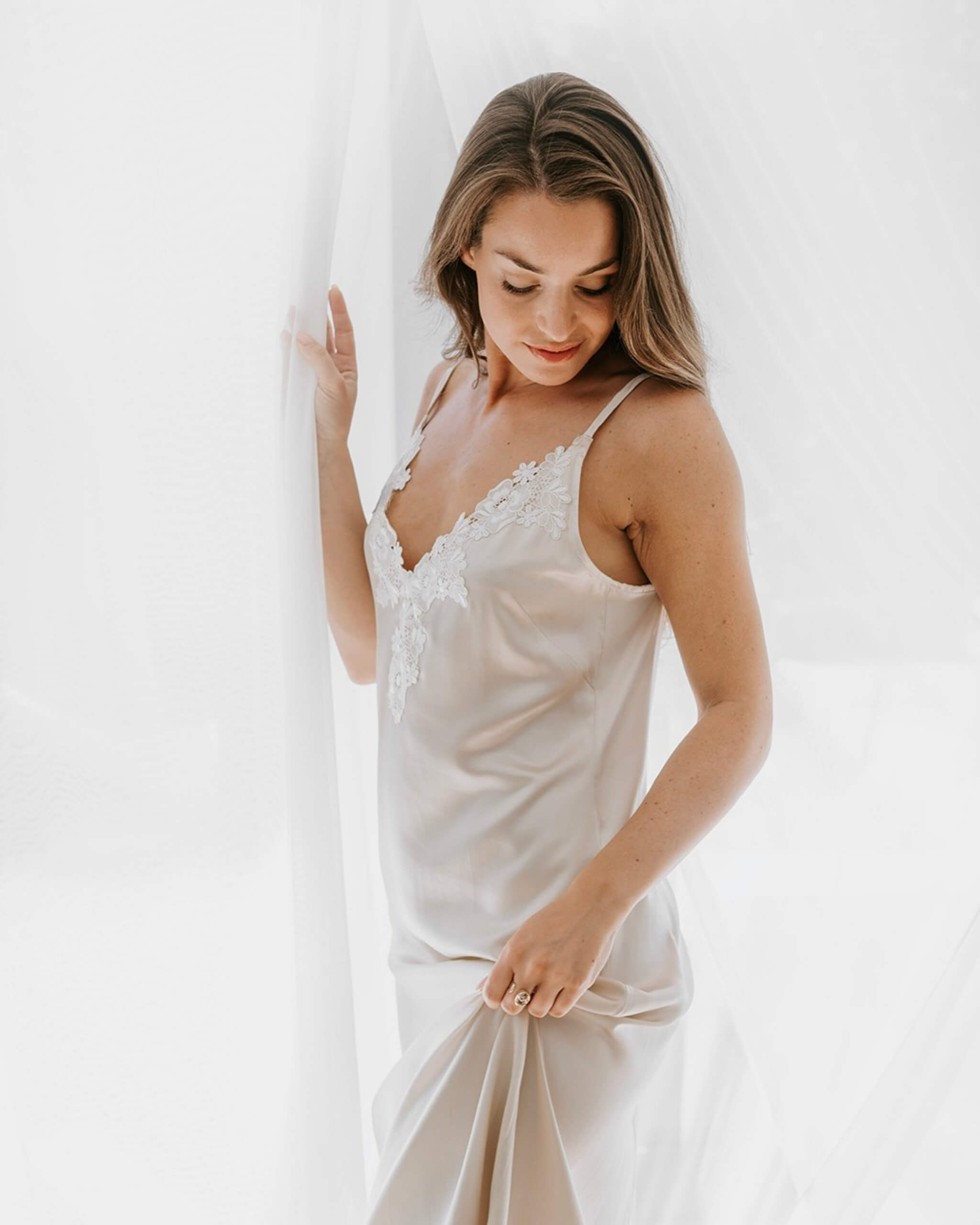 Eksklusiv lang silkenatkjole i champagnefarvet silke - 100 % silke og dansk design