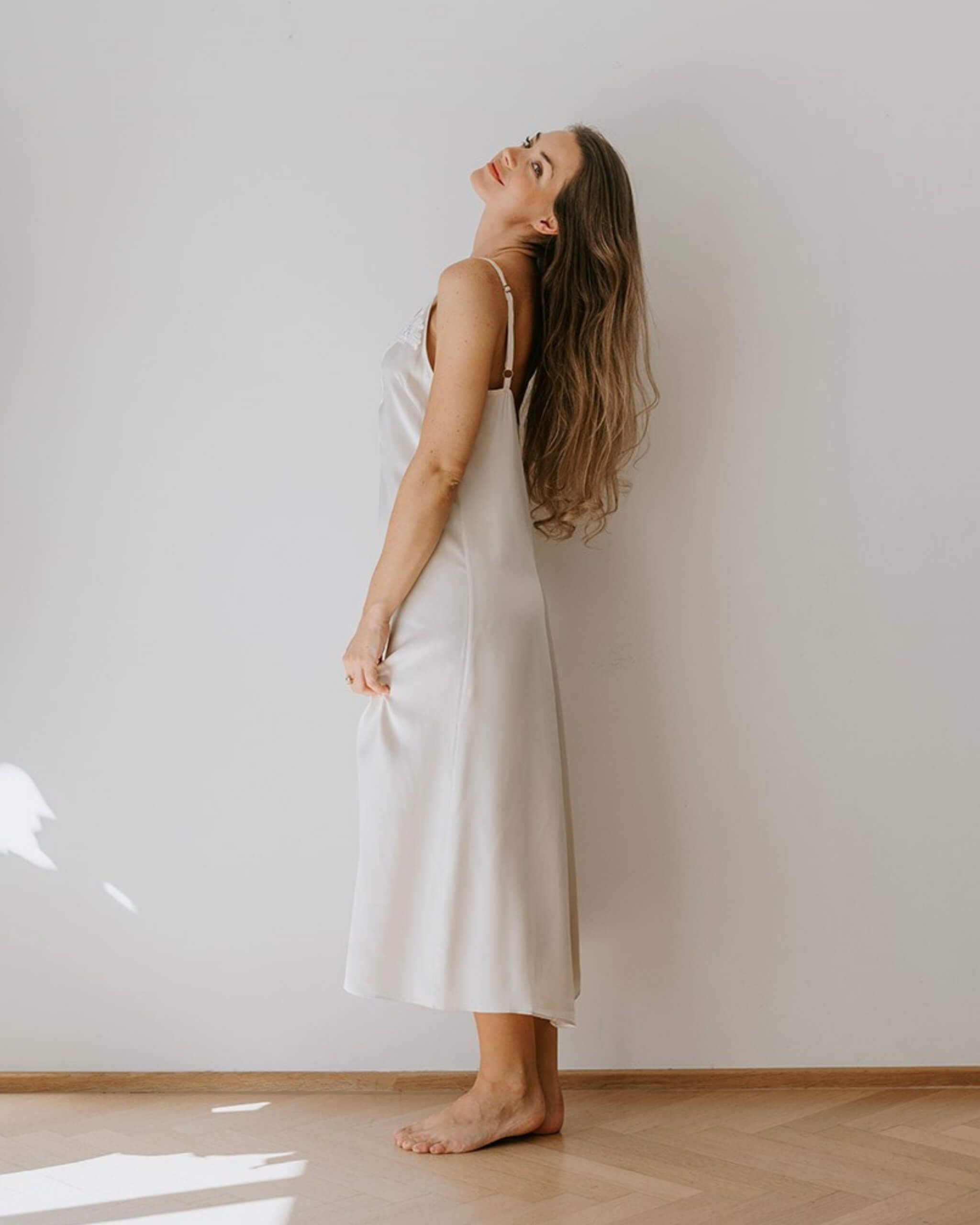 Silkenatkjole i champagnefarve med elegante blonder - en luksus og feminin lethed