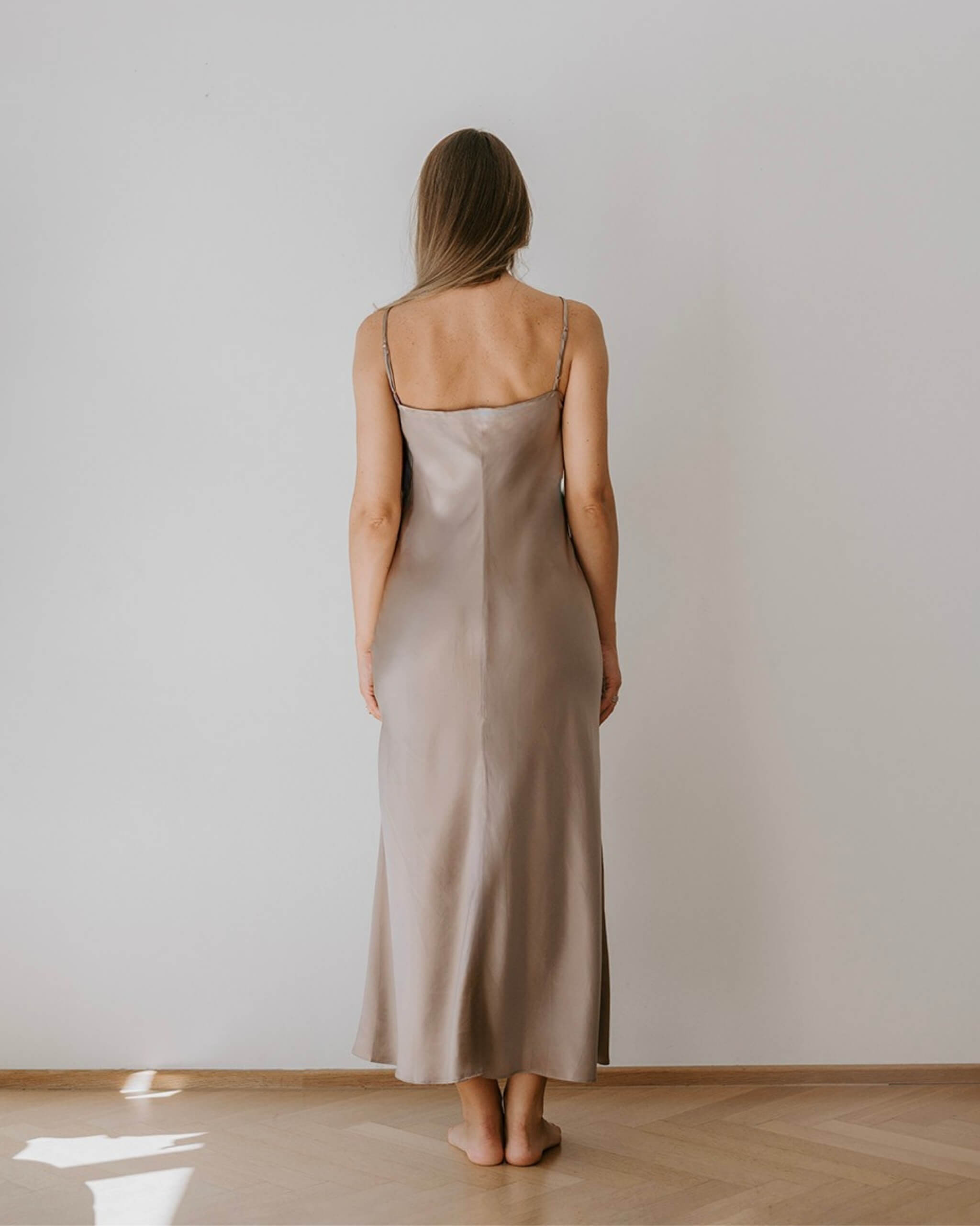 Eksklusiv silkenatkjole i støvet rosa med smukt fald bagfra