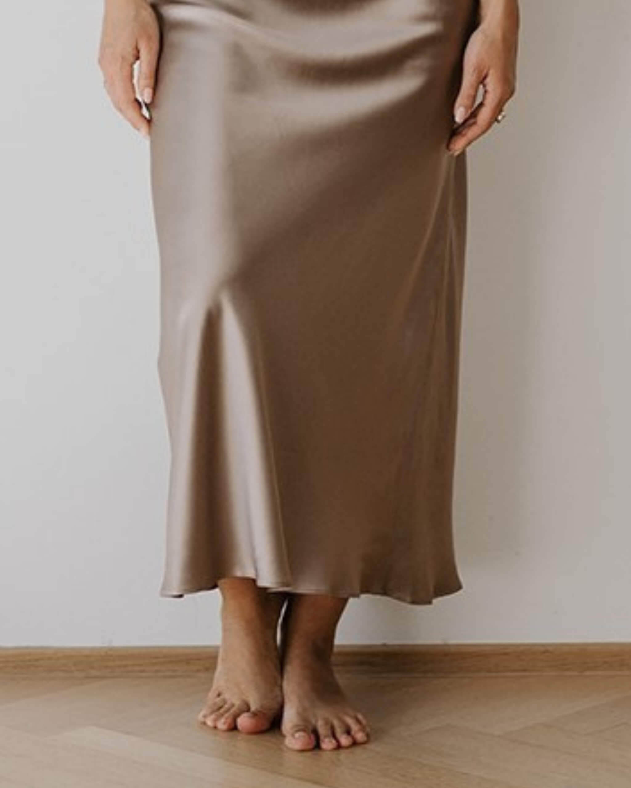 Nærbillede af elegant silkenatkjole med smukt fald i støvet rosa