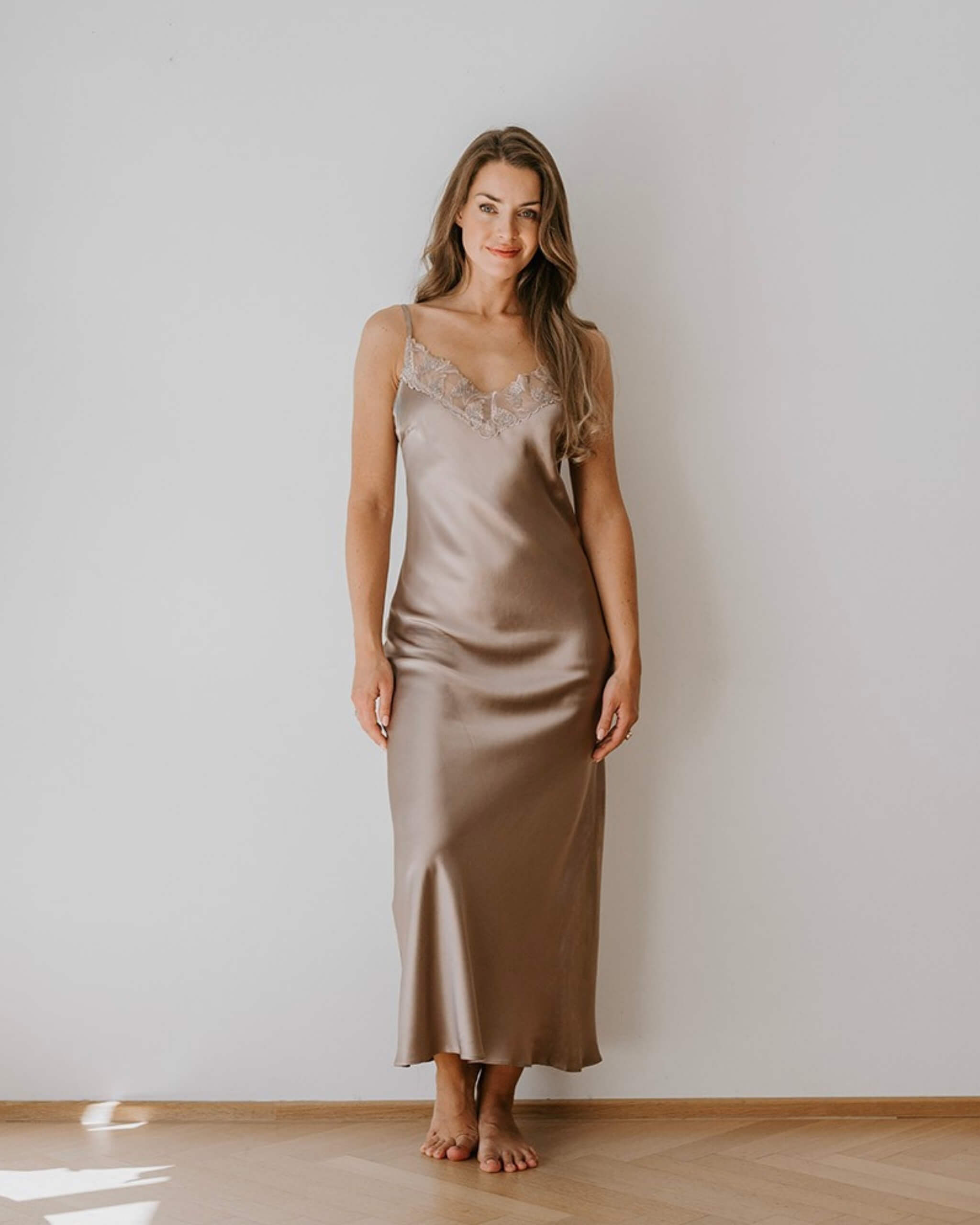 Lang smuk silkenatkjole i støvet rosa - 100 % silke og dansk design