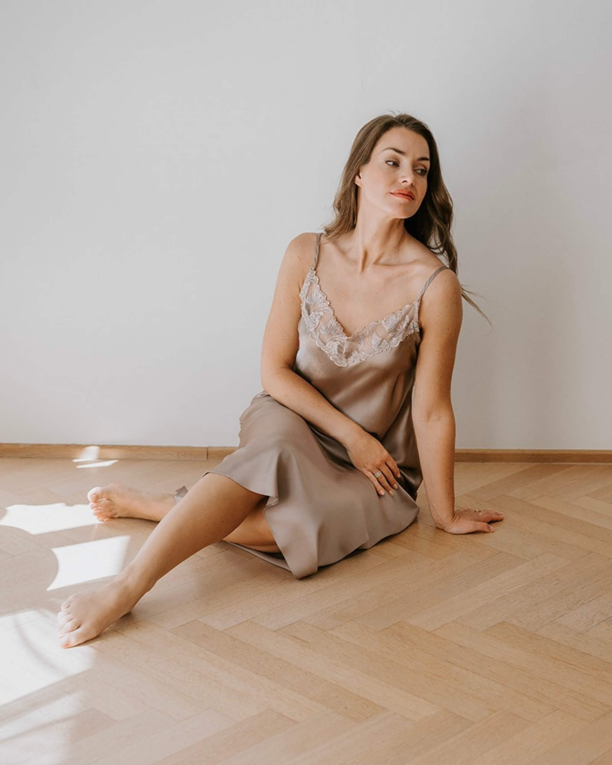 Elegant silkenatkjole i støvet rosa - luksus og selvforkælelse i hverdagen