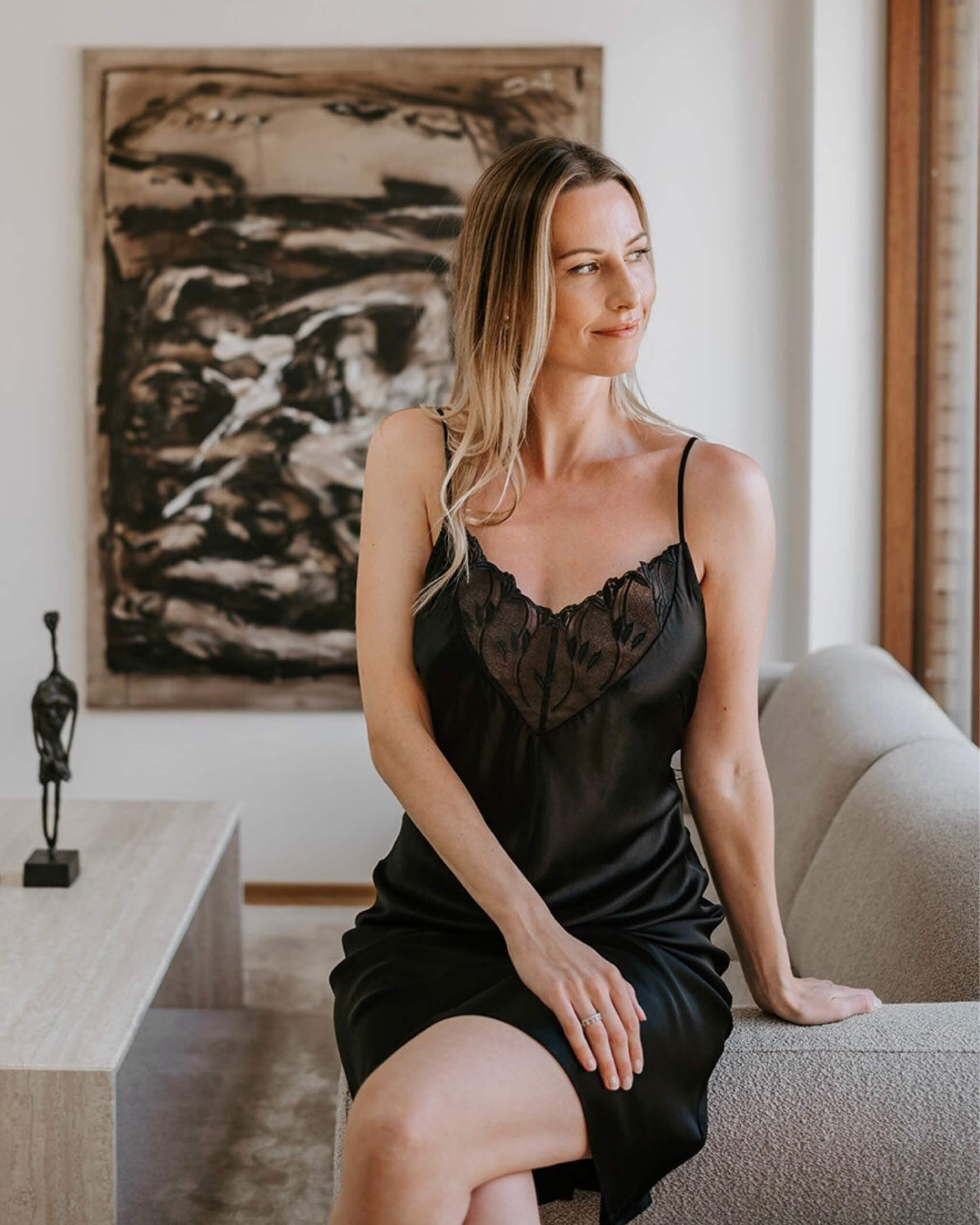 Elegant sort silkenatkjole med smuk blonder og dyb ryg i 100 % silke - perfekt til selvforkælelse og ro