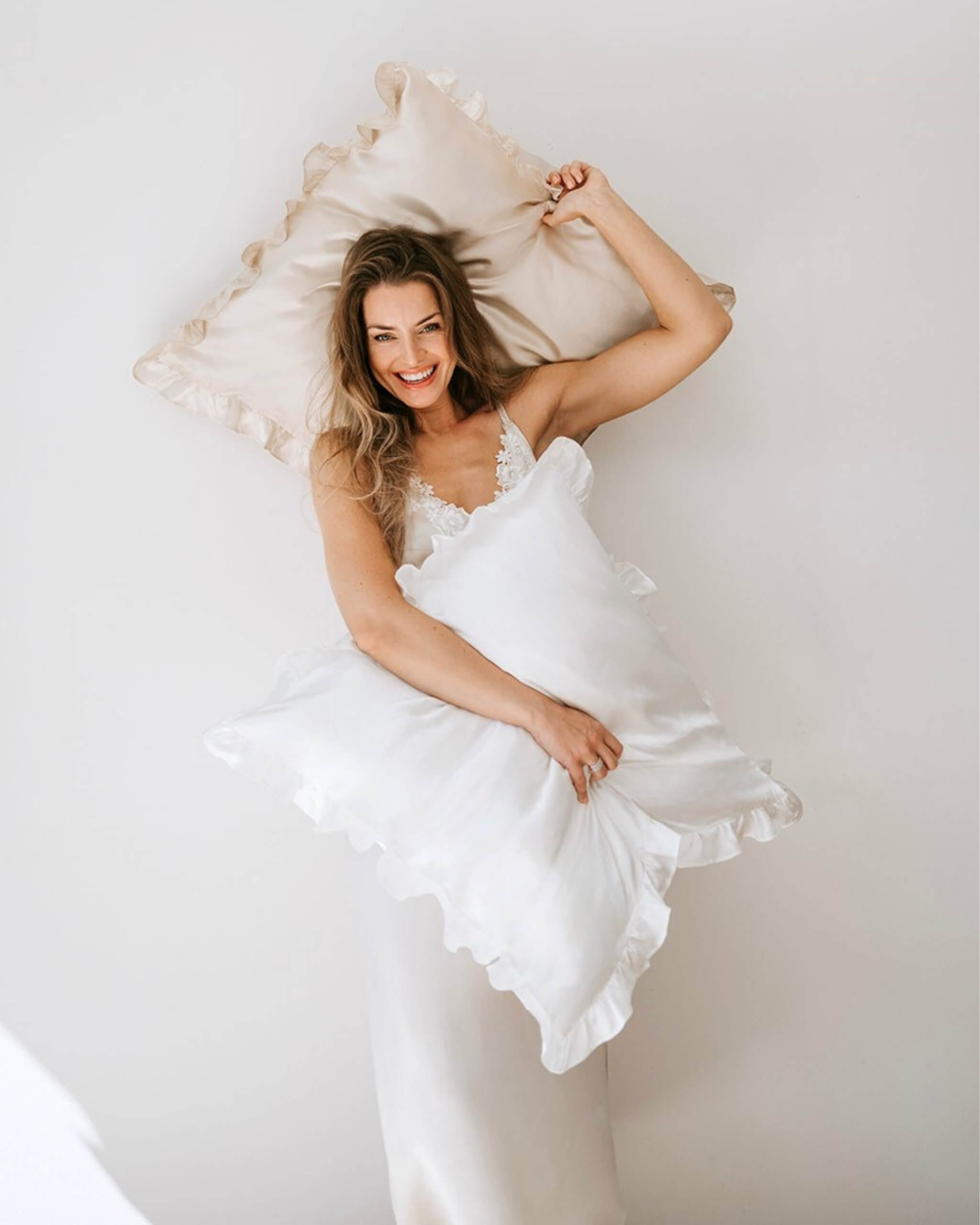 Silkepudebetræk i hvid og champagnefarvet silke - luksuriøst og elegant design