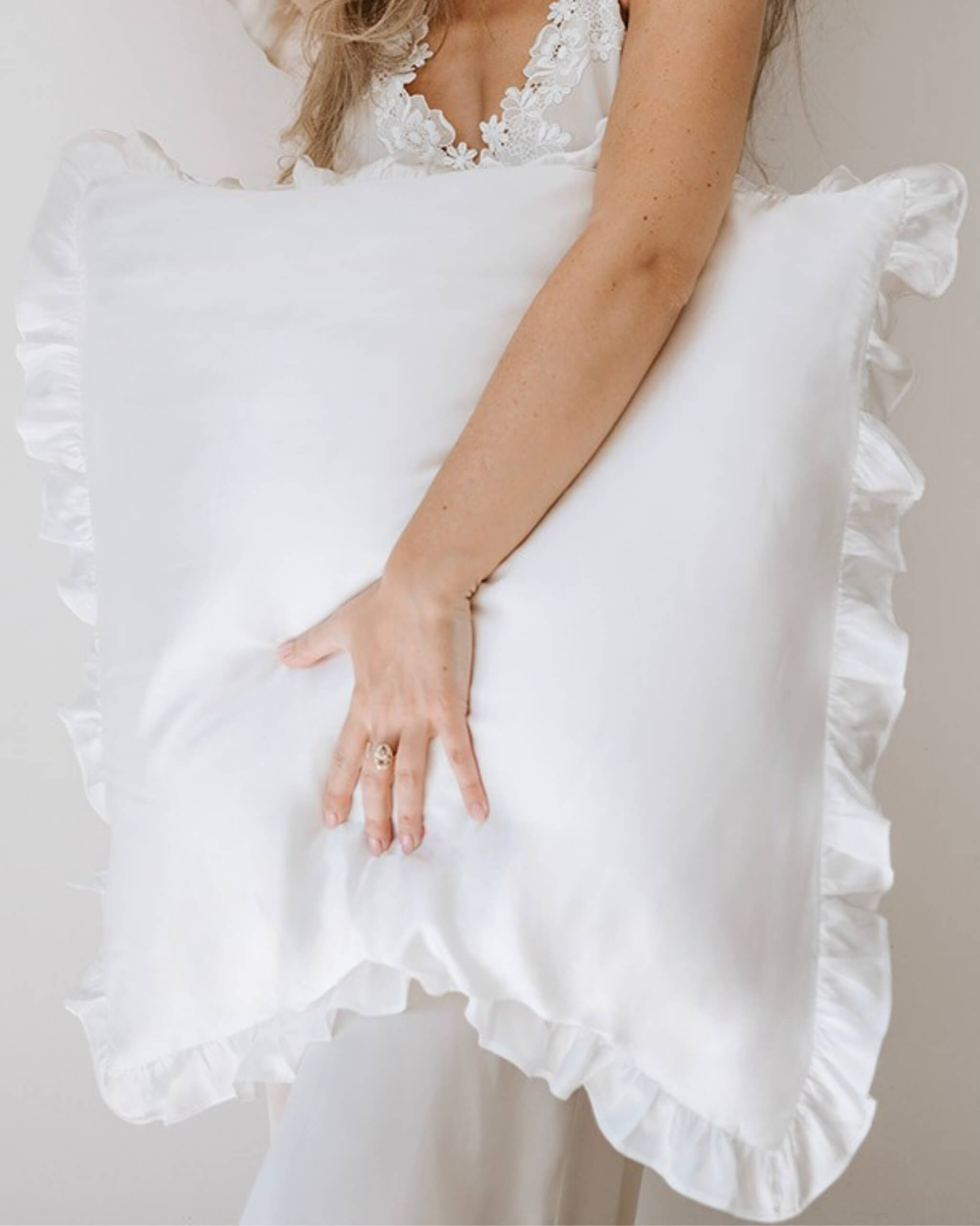 Eksklusivt hvidt pudebetræk i silke - blød komfort og dansk design