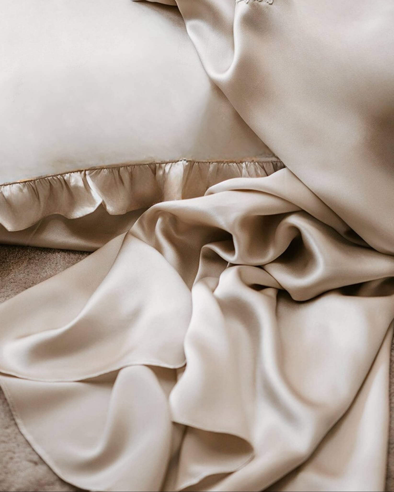 Champagnefarvet silkenatkjole i 100 % mulberry silke, som ligger blødt og smukt på pude, skandinavisk design fra marimi.