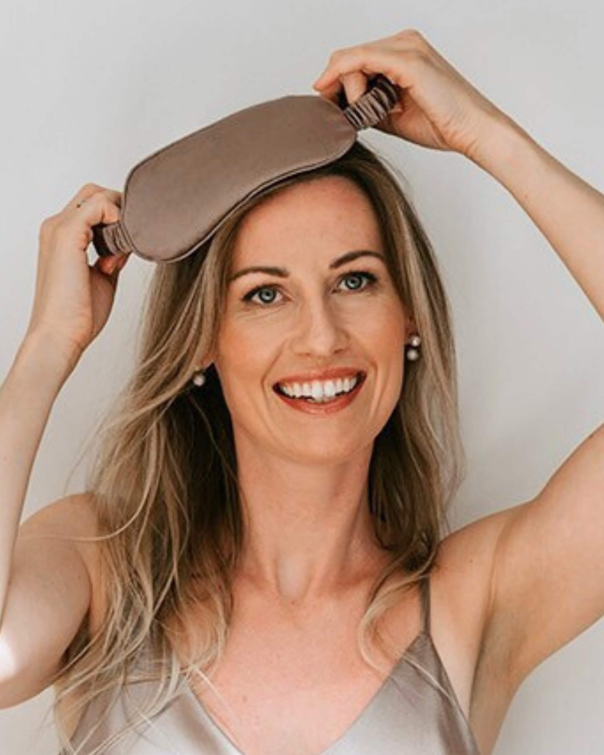 Silkeøjnemaske i champagnefarvet silke - luksus og komfort til god søvn