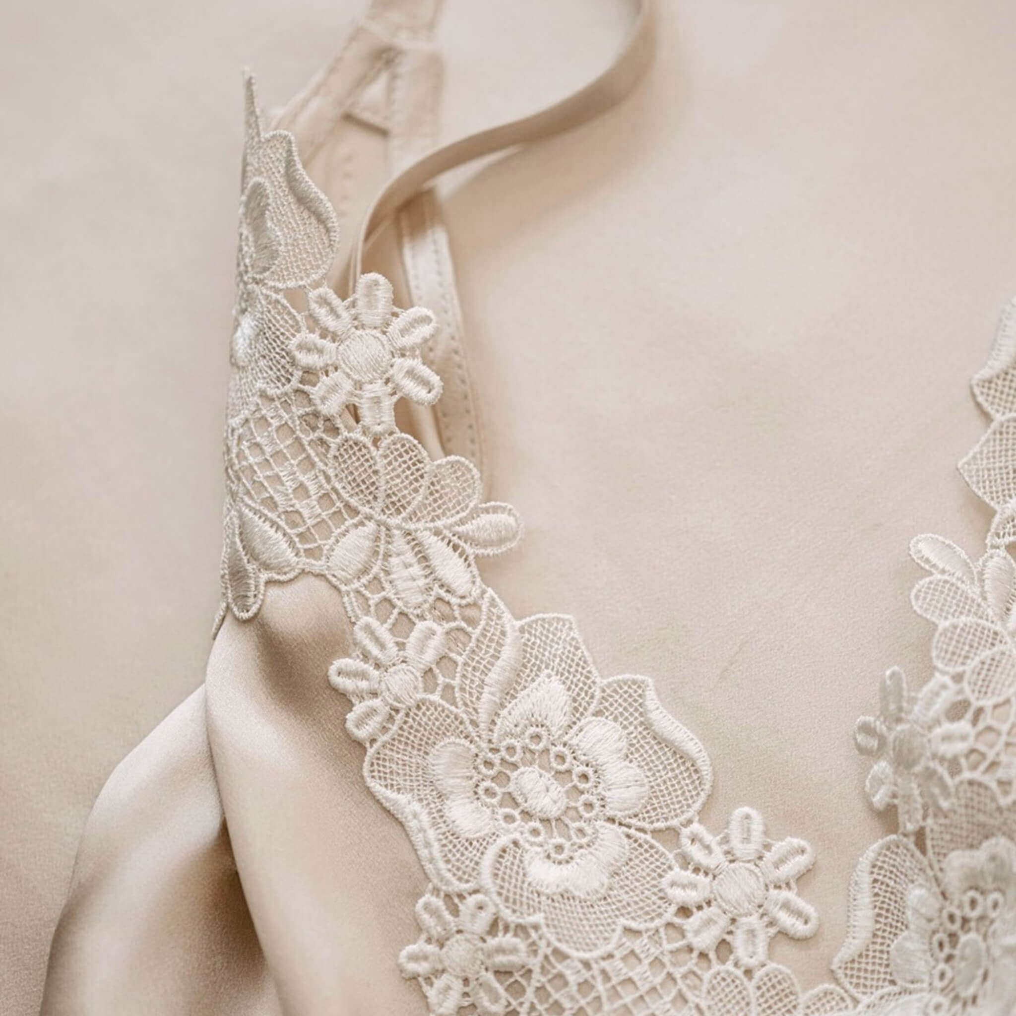 Close-up af detaljeret blonde og blød 100 % Mulberry silke på en luksuriøs silkenatkjoler fra marimi.