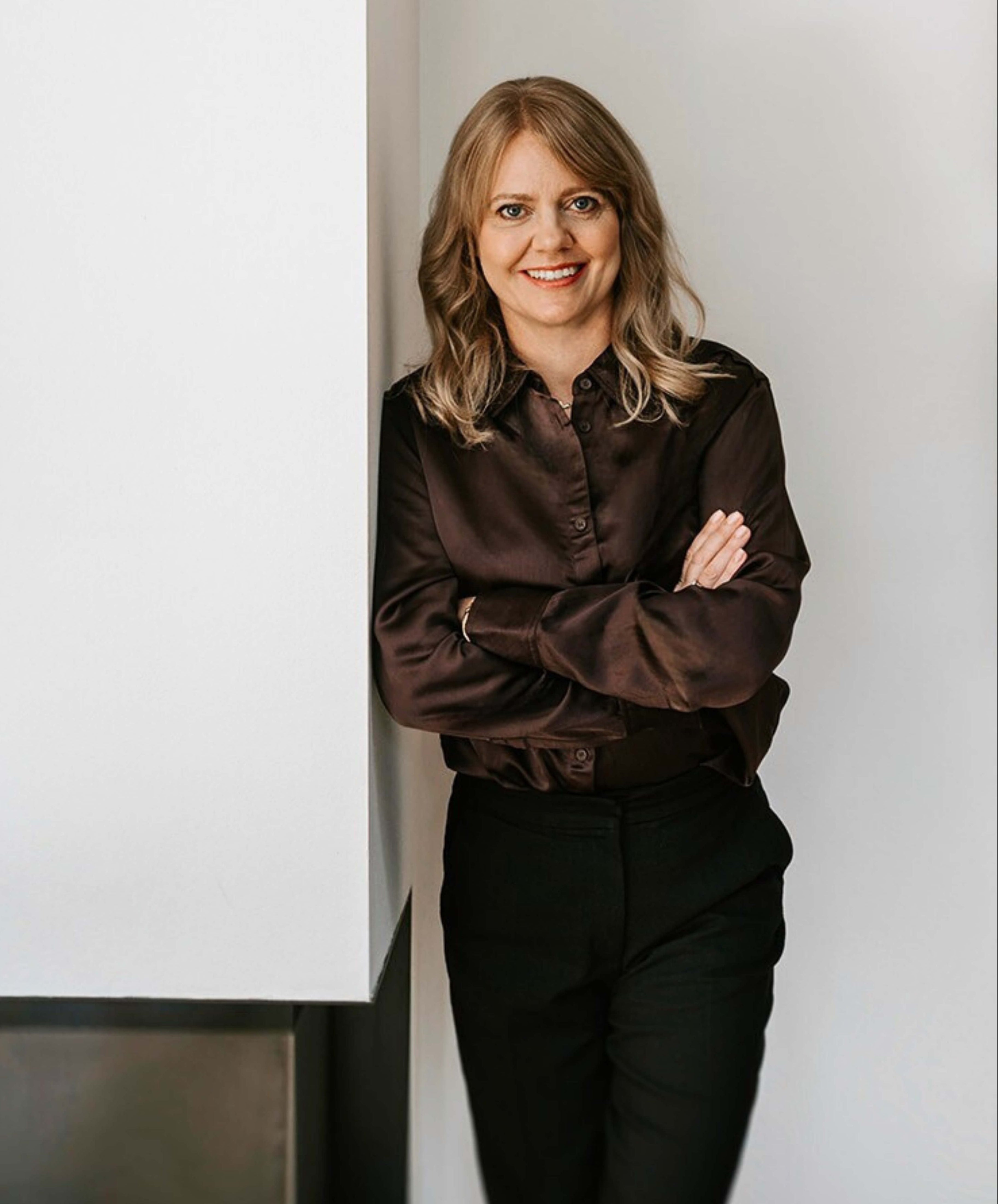 Portræt af marimis founder, Britta Mari Boye Jensen - dansk design af eksklusive silkenatkjoler i tidløs og luksuriøs stil.