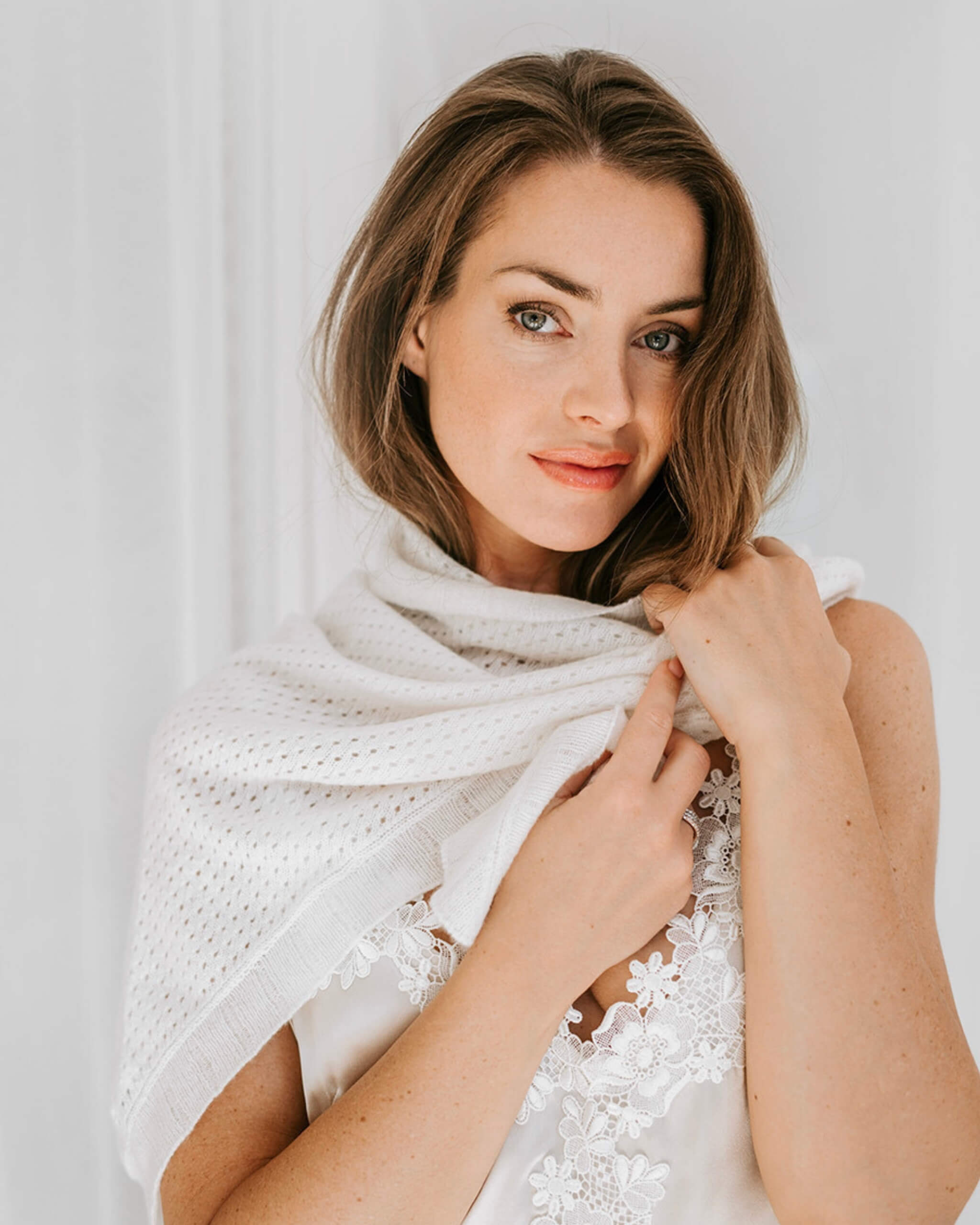 Trekantet kashmirtørklæde i råhvid - 100 % kashmir og tidsløs luksus