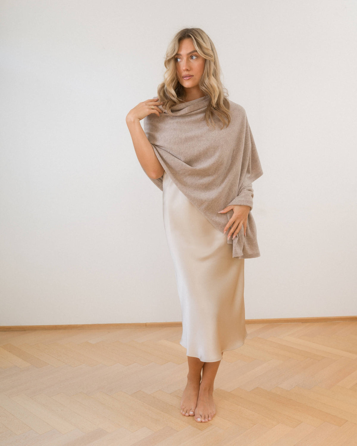 Isadora lang silkenatkjole i champagne fra Marimi, vist forfra på en model med kashmirtørklæde draperet over skuldrene.