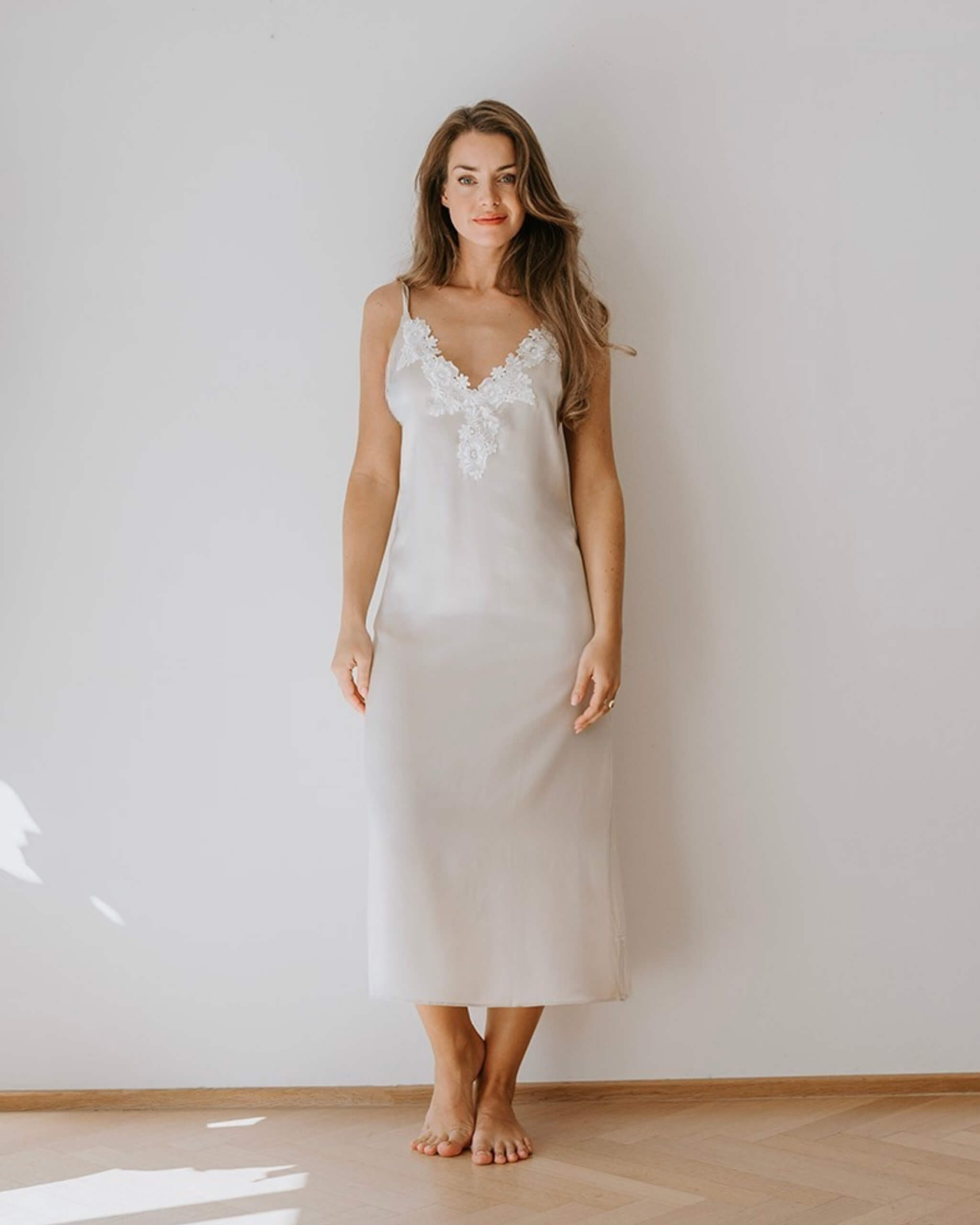 Eksklusiv lang silkenatkjole i champagnefarve med elegante blonder - luksuriøs natkjole i 100 % silke