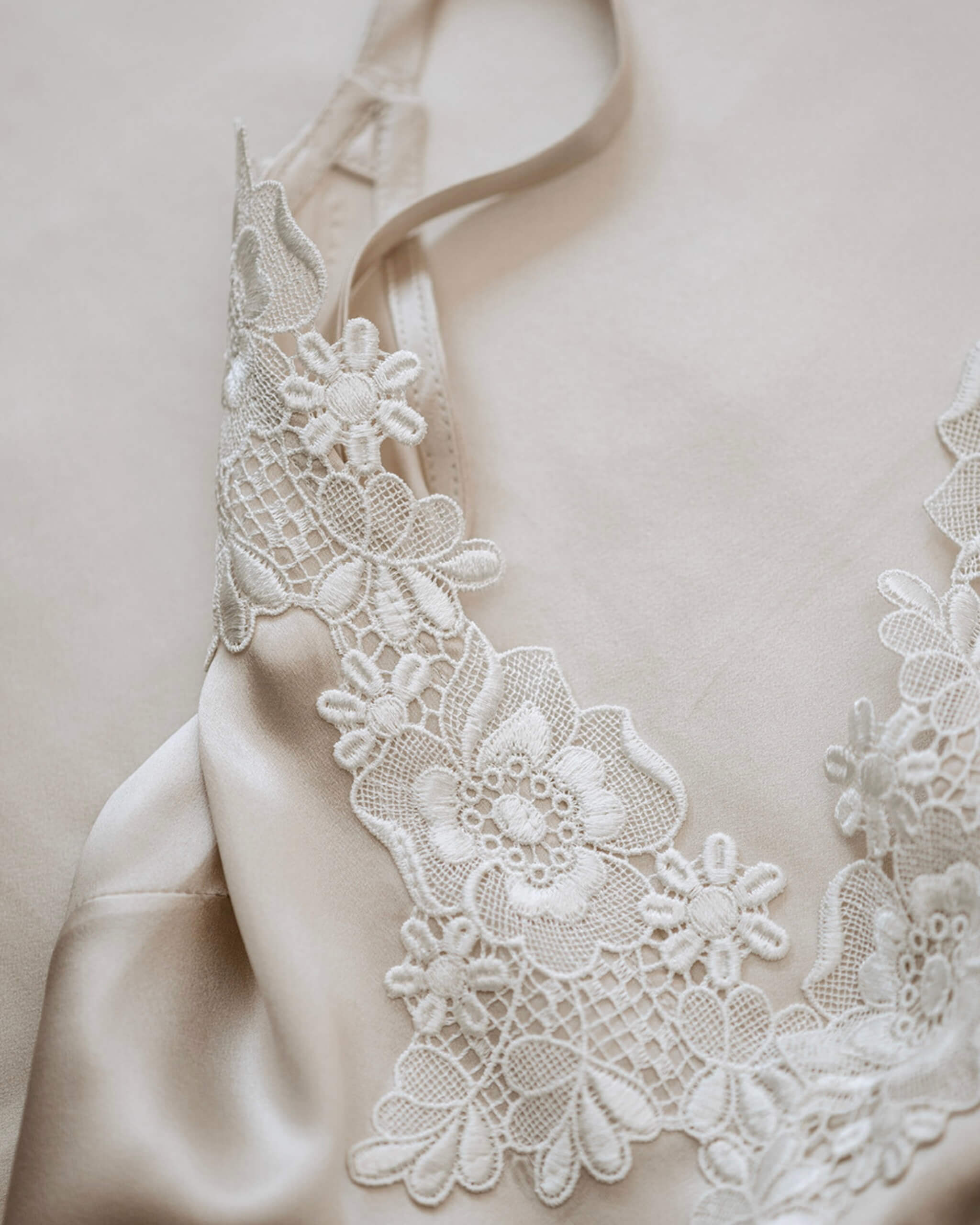 Eksklusiv lang silkenatkjole i champagnefarve med luksuriøs blonde - skabt til ro og selvforkælelse