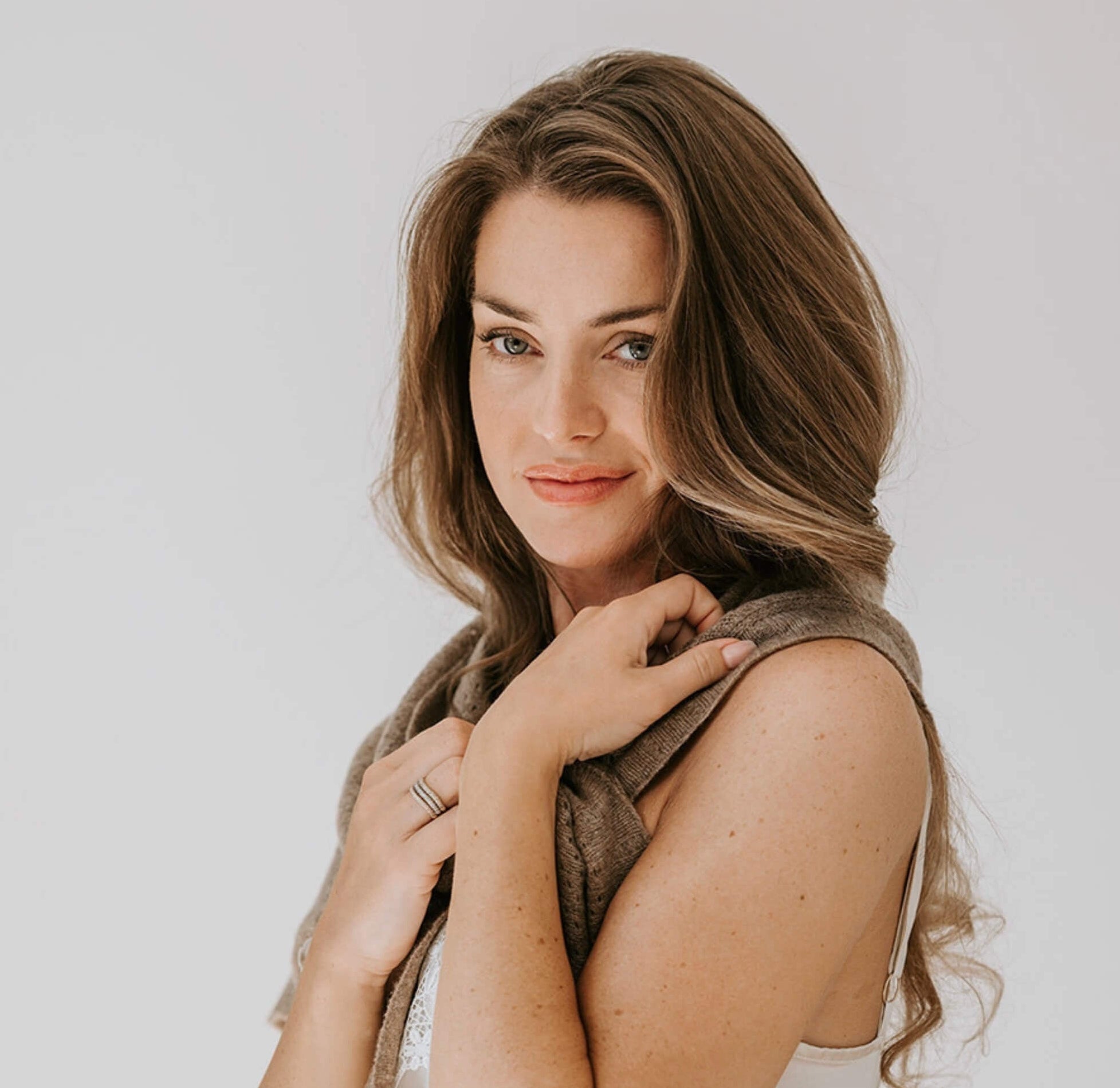 Kvinde i Marimi universet iført luksuriøse naturmaterialer - mulberry-silke og kashmir i blød, skånsom og elegant kvalitet.