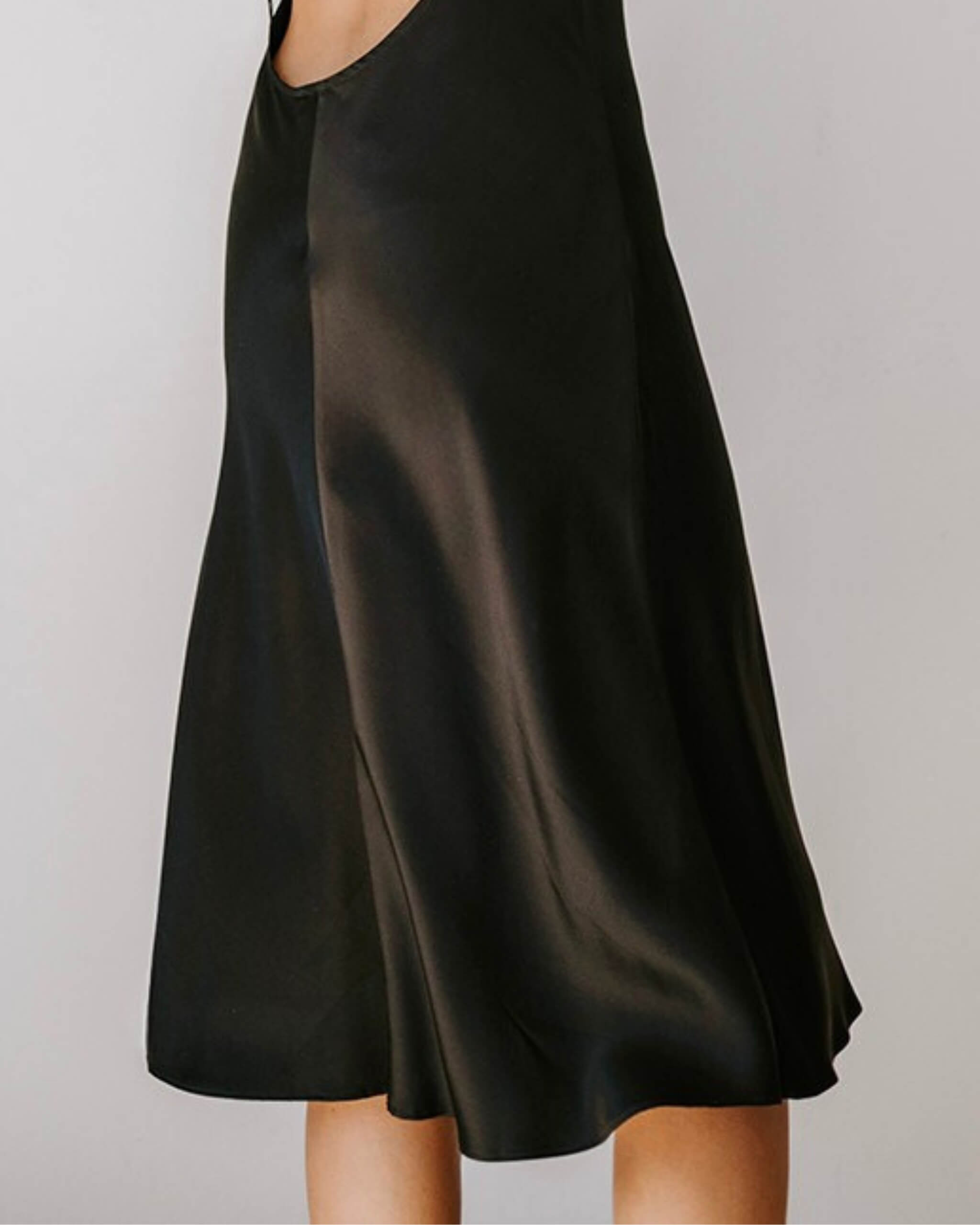 Elegant sort silkenatkjole i dansk design - skabt til blød komfort og tidløs stil