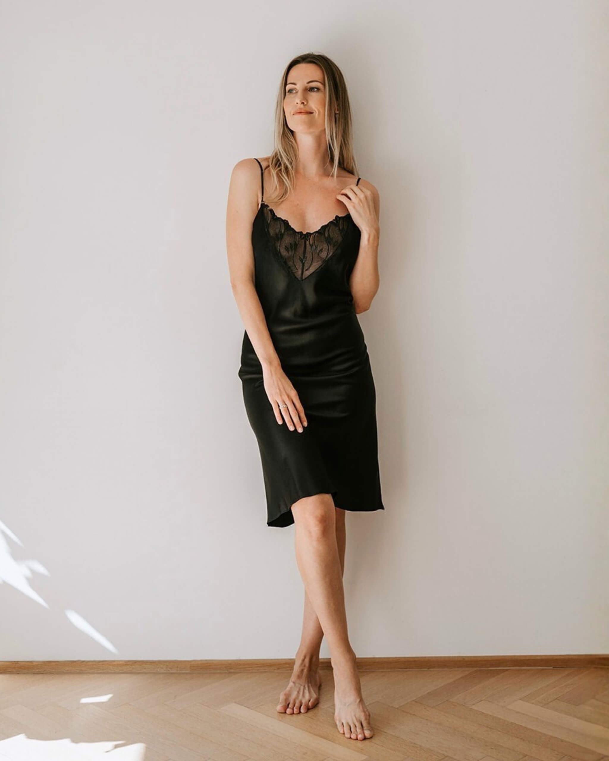 Elegant sort silkenatkjole med smuk blonder og dyb ryg i 100 % silke - feminint udtryk