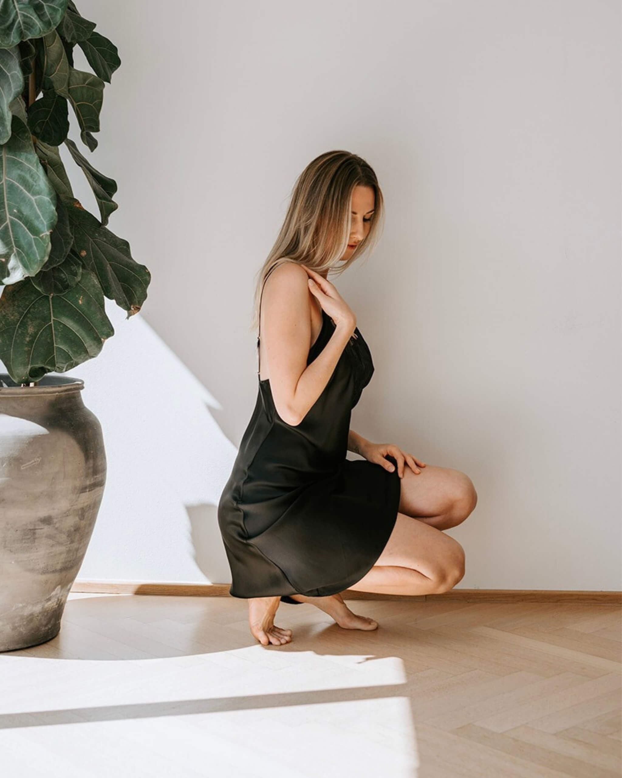 Elegant natkjole i sort silke - perfekt til selvforkælelse og ro