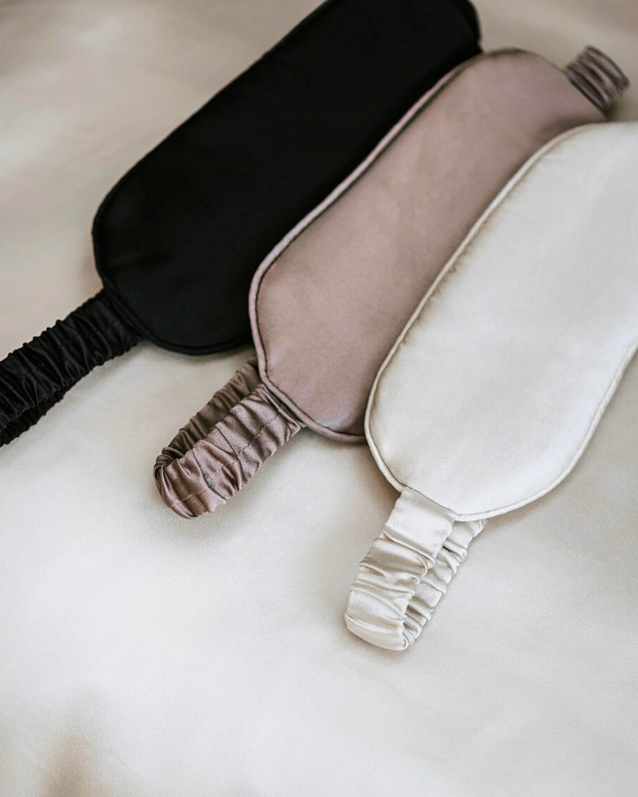 Silkeøjnemaske i 100 % champagnefarvet, støvet rosa og sort - tidløs luksus og blød komfort